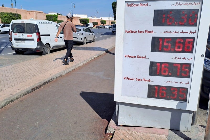 مهنيو سيارات الأجرة يلوّحون بالإضراب