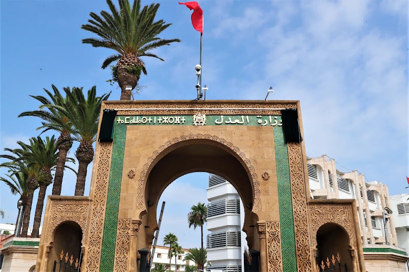 وهبي يتعقّب "المتغيّبين عن العمل"